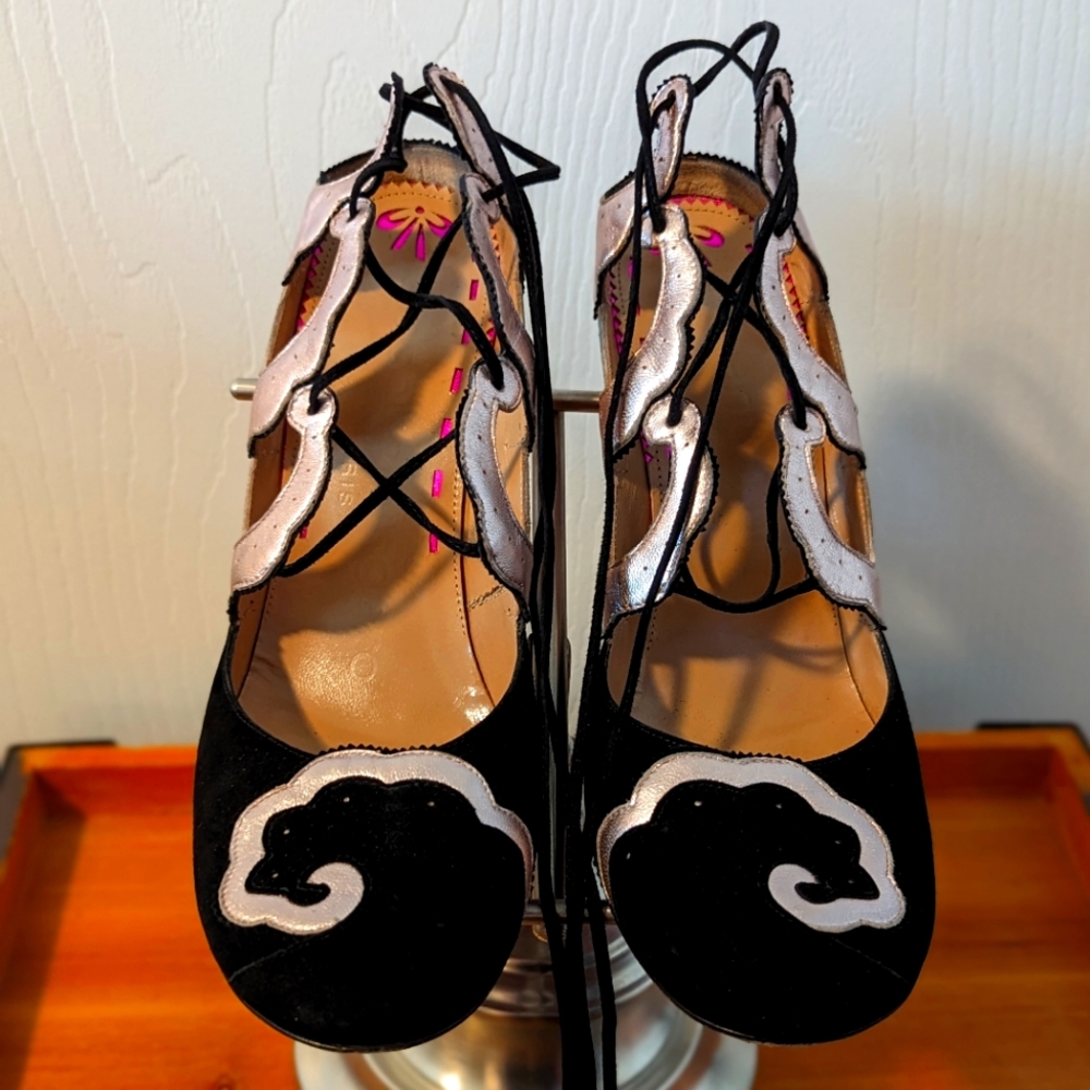 Sexy Emanuel Ungaro Blk Suede & Pnk Metallic Leather Lace up 4" heels. Sz. 8.5